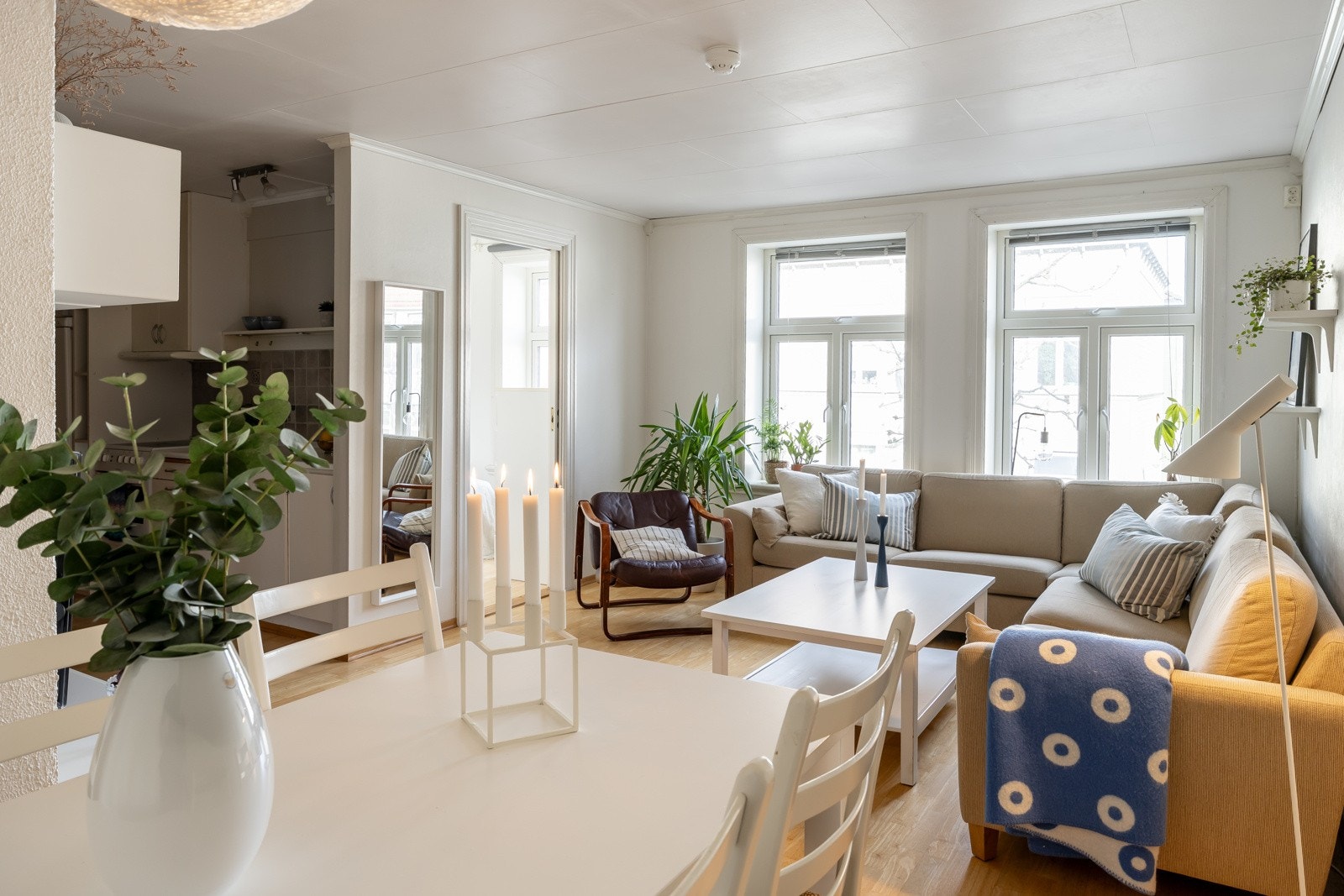 Stuen har god plass til stor sofa i tillegg til spisebord. Galleribilde