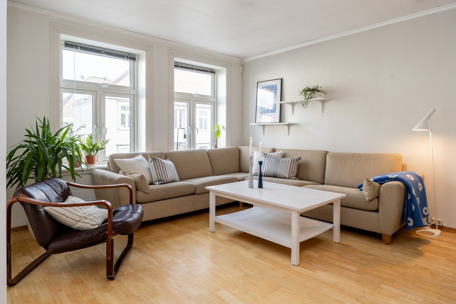 Leiligheten ligger i høy 1. etasje med sokkelleilighet i etasjen under. Dette gjør at man i praksis bor i 2. etasje høyt over bakkeplan uten innsyn. Galleribilde