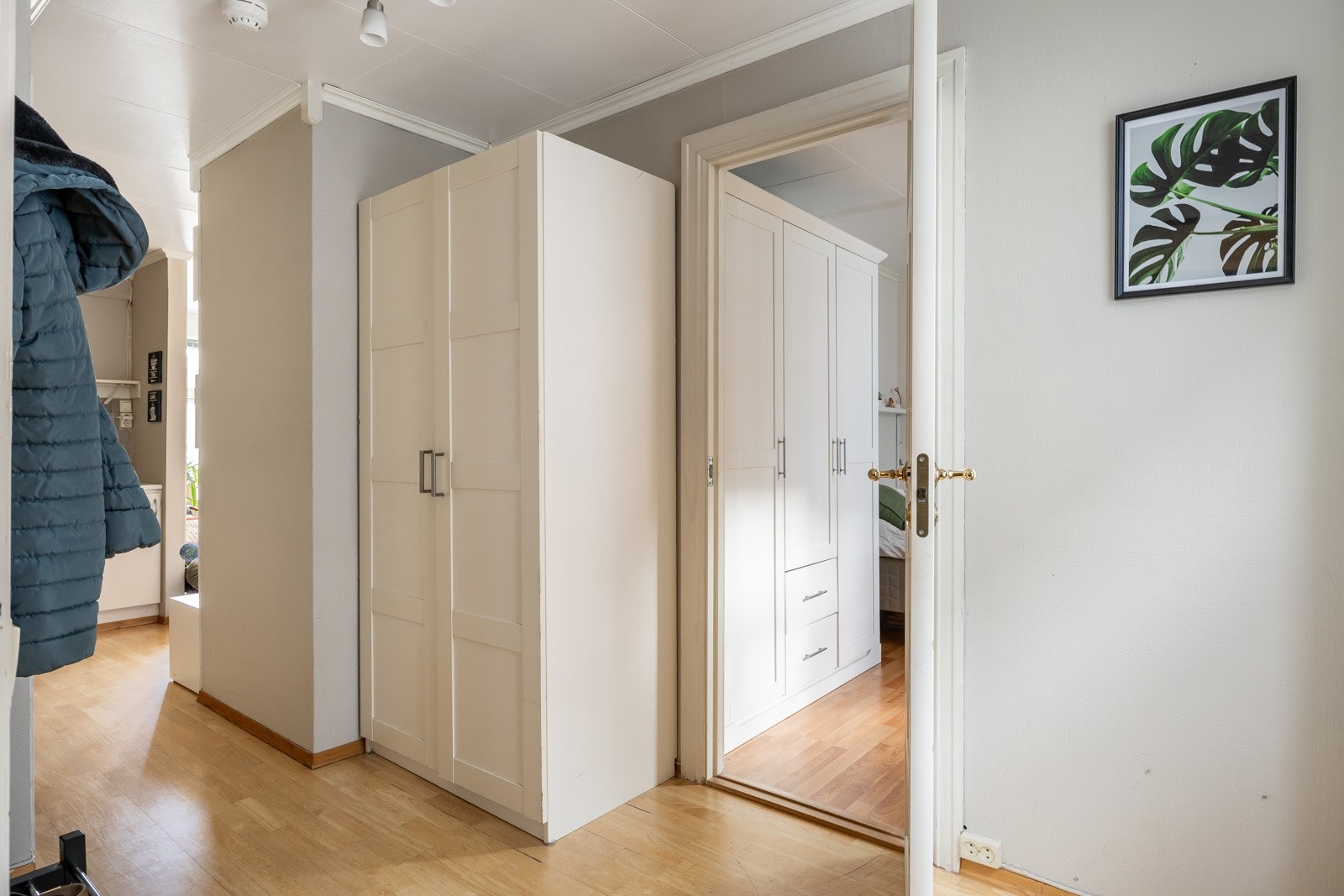 I entré er det praktisk garderobeoppheng og garderobeskap. Galleribilde