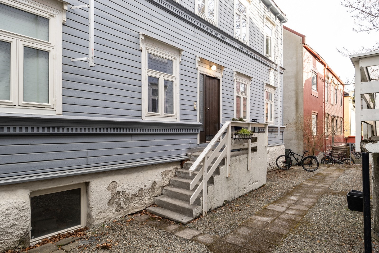 Leiligheten har inngangsparti fra skjermet bakgård. Galleribilde