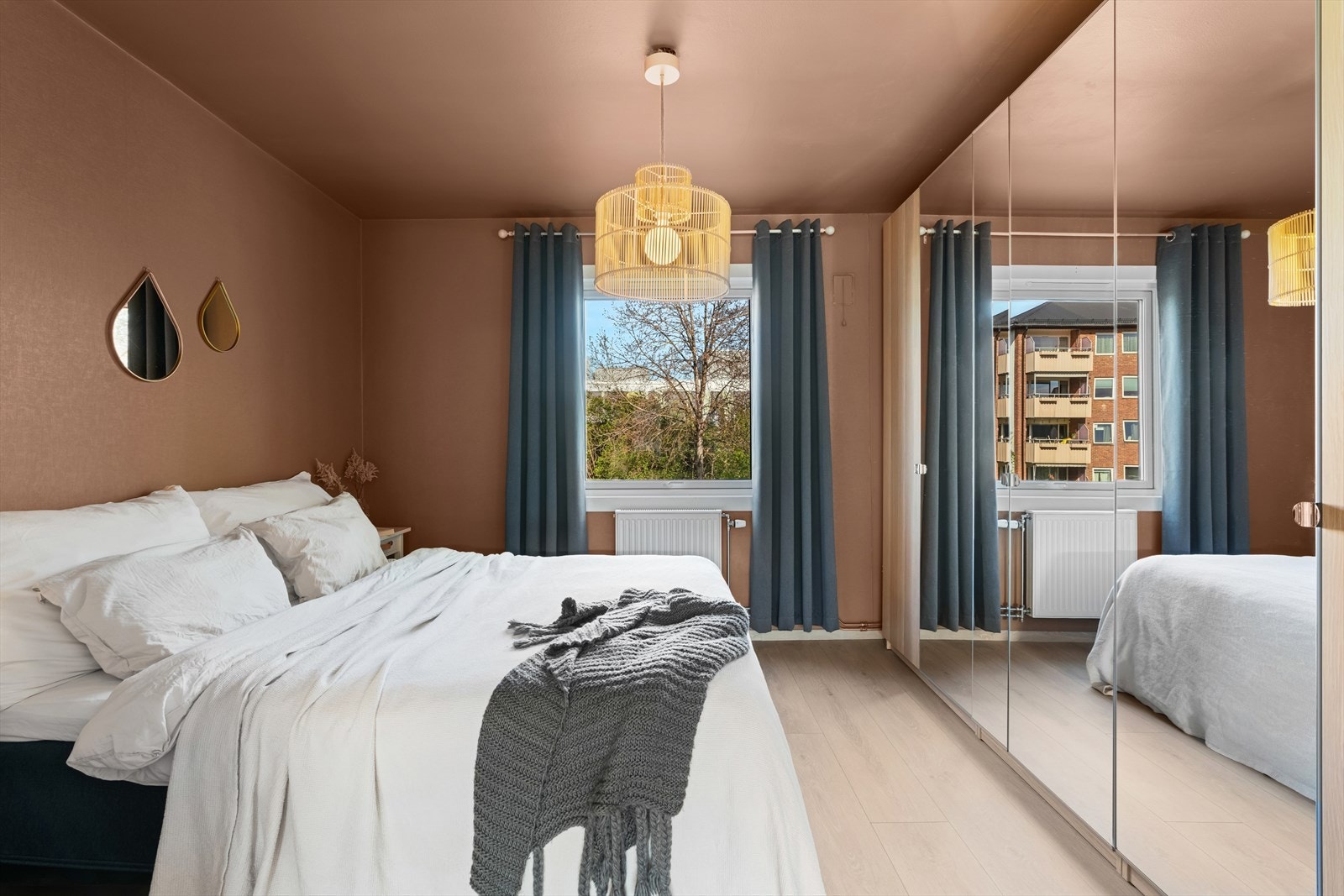 Rommet oppleves som et lunt soverom med tidsriktig maling Galleribilde
