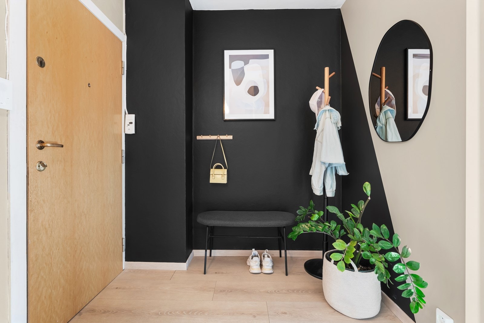 Innbydende entrè med plass til å henge fra seg yttertøy og sette fra seg sko. Leiligheten disponerer en bod i kjeller på ca. 4 kvm og loftsbod med gulvareal på ca. 12 kvm Galleribilde