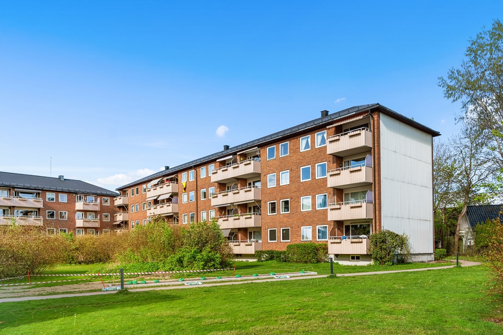 Luftige og grønne uteområder med kort vei til lekeplasser og nydelige parker. Bjerkedalen Park med Paviljongen bistro, volleyballbane og basketballbane, m.m Galleribilde