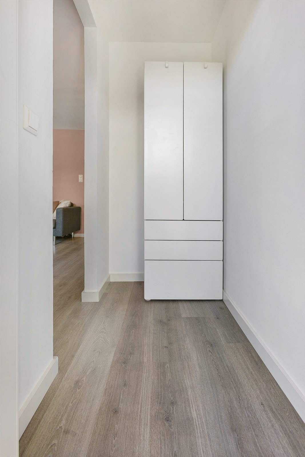 Man kommer inn til en lys og innbydende entré. Galleribilde
