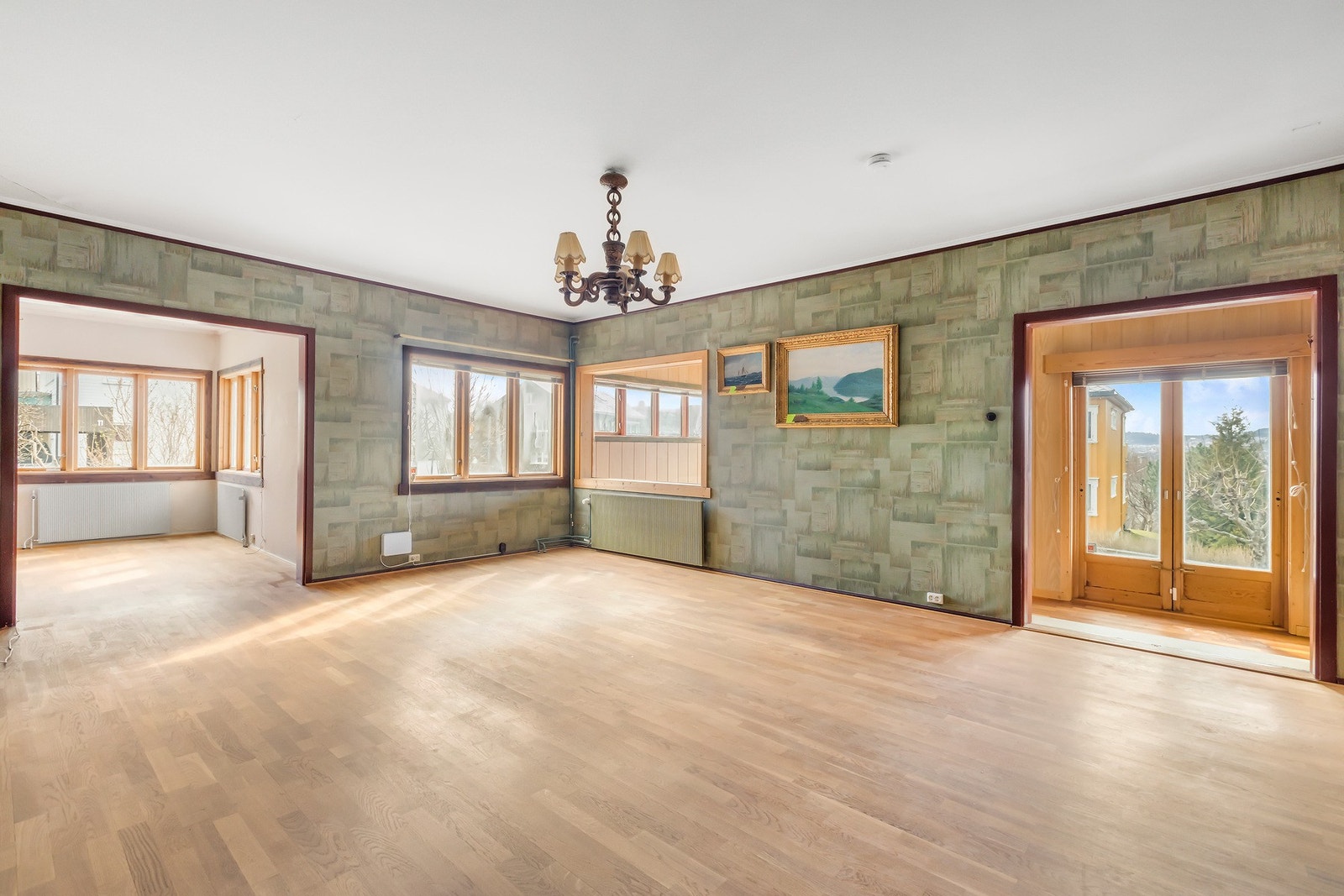 Boligen inneholder hele 4 stuer. 3 av disse er på hovedplanet. Galleribilde