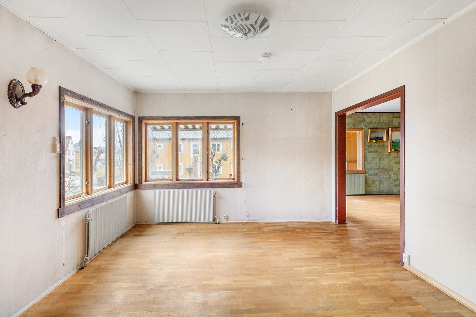 Spisestue på 17,5 kvm binder kjøkkenrom og hovedstue sammen. Galleribilde