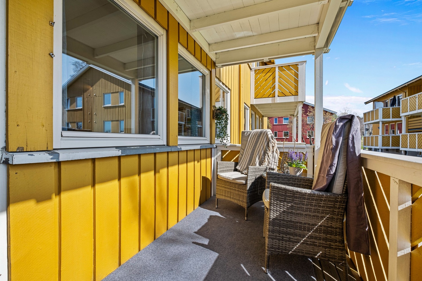 Balkong med god plass for sittegruppe. Galleribilde