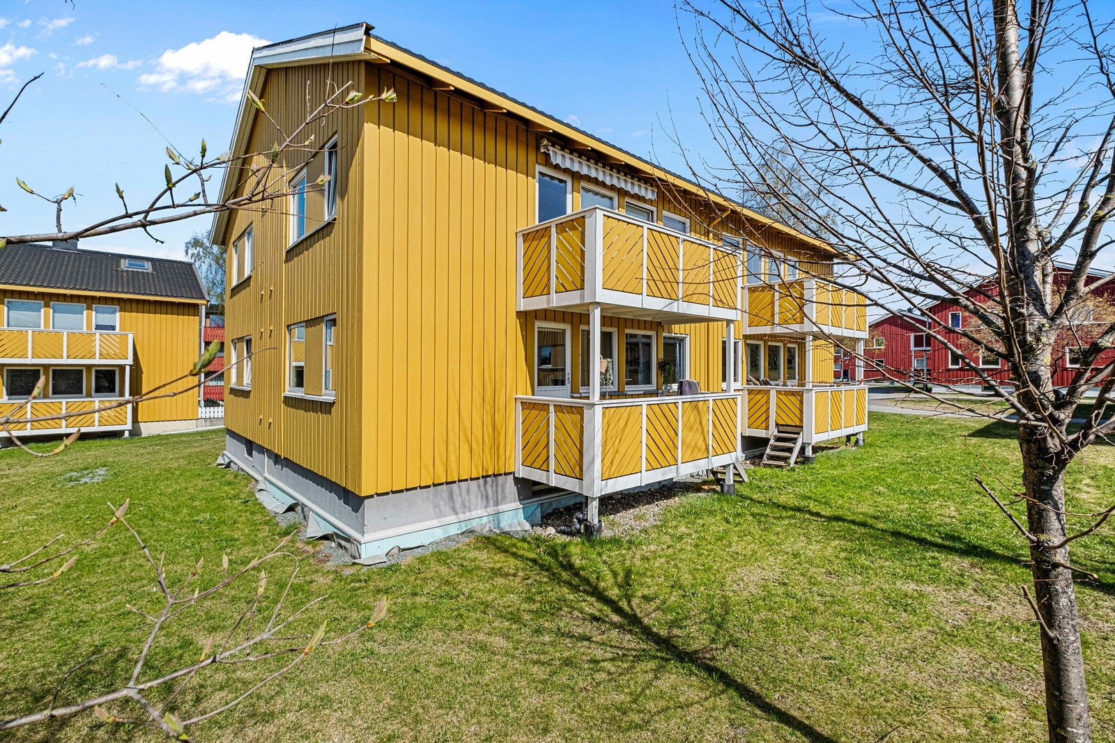 Store grøntarealer rundt husene gjør beliggenheten ekstra koselig. Galleribilde