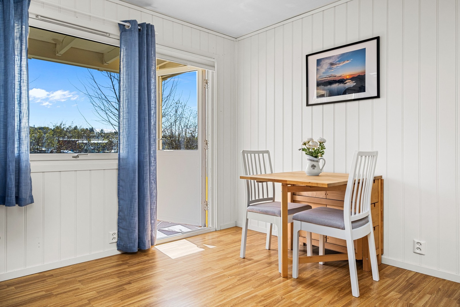 Store vindusflater på stuen slipper det fine lyset inn i leiligheten. Galleribilde