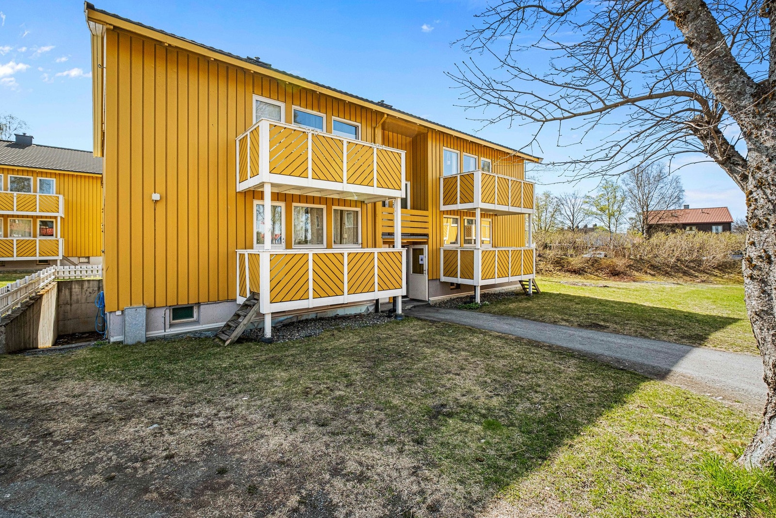 Leiligheten disponerer 2 boder, en i kjeller og en i loftsetasje, samt felles vaskerom og felles bod. Galleribilde