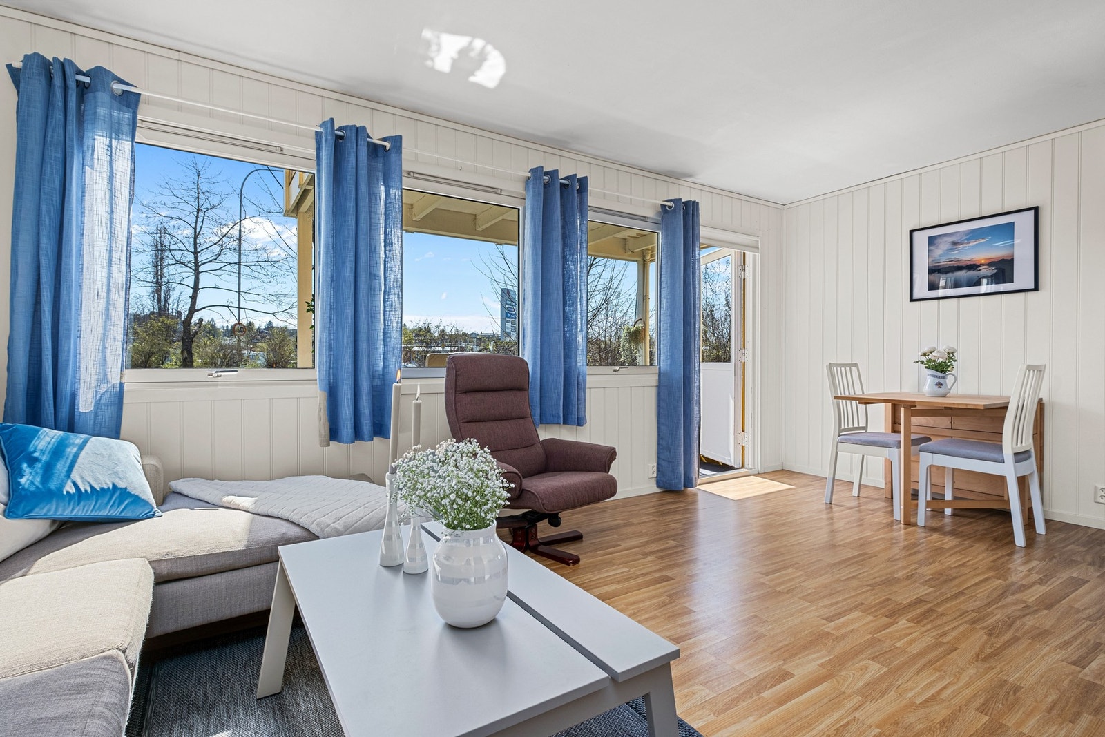 Romslig stue på ca. 18,5 kvm. Galleribilde