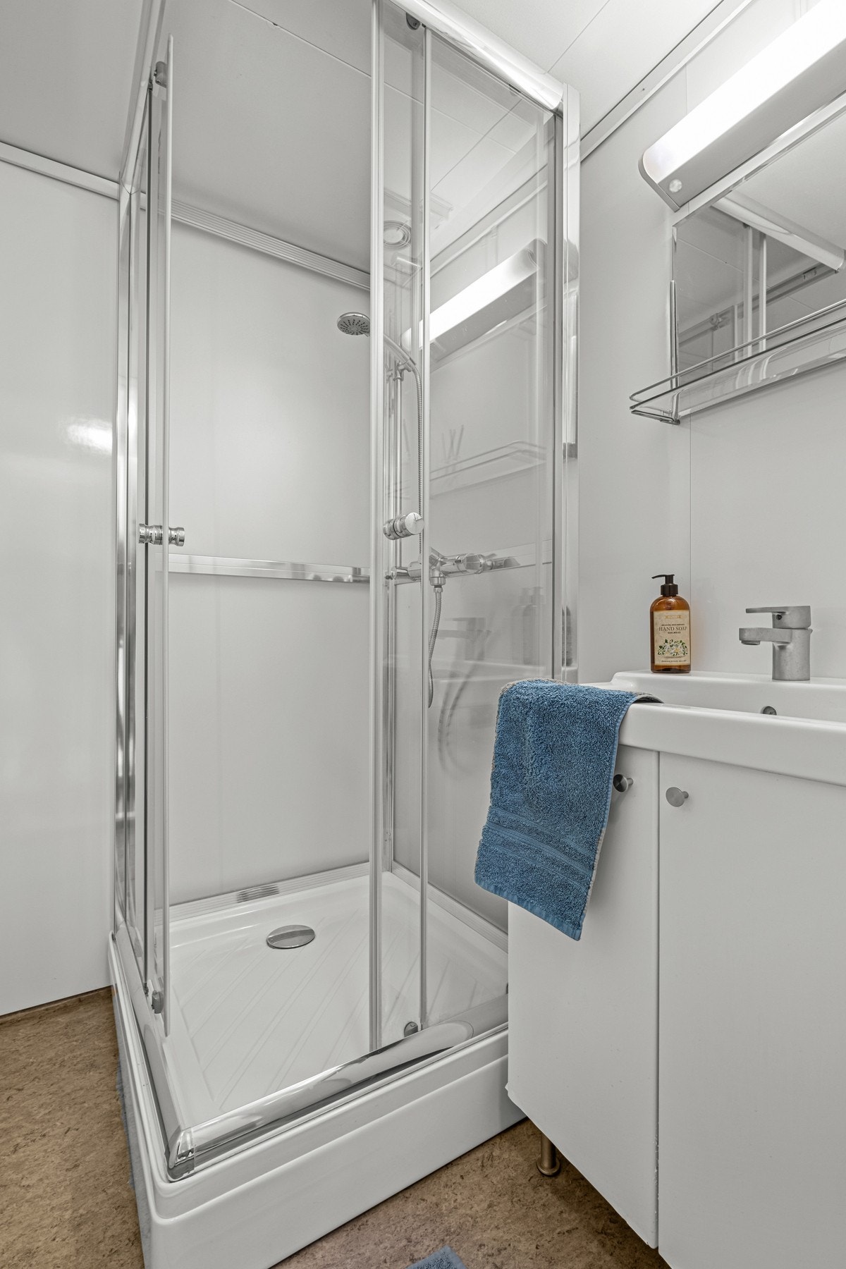 Baderom med wc, dusjkabinett og baderomsinnredning. Galleribilde