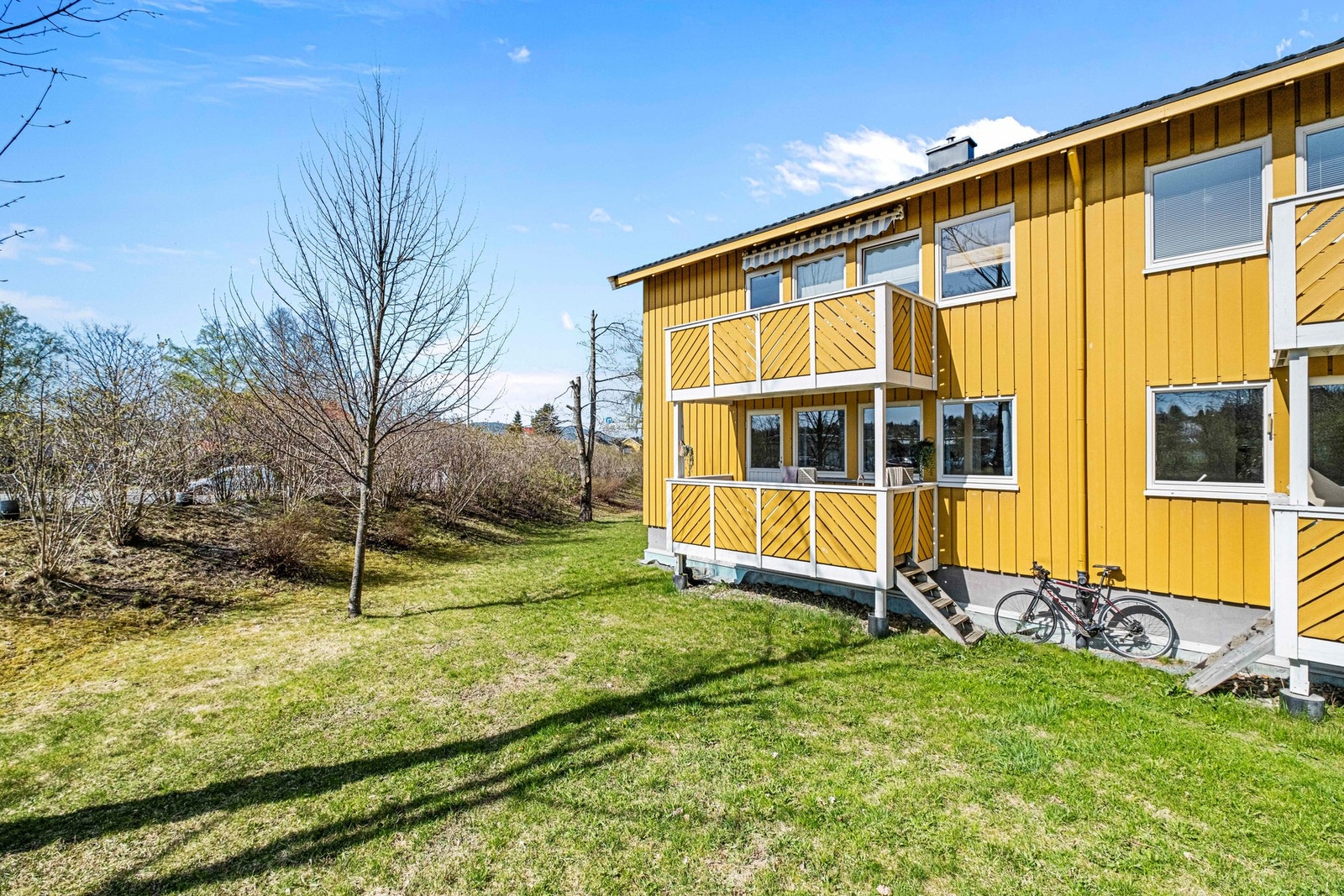 Utgang til privat balkong med god størrelse fra stuen. Galleribilde