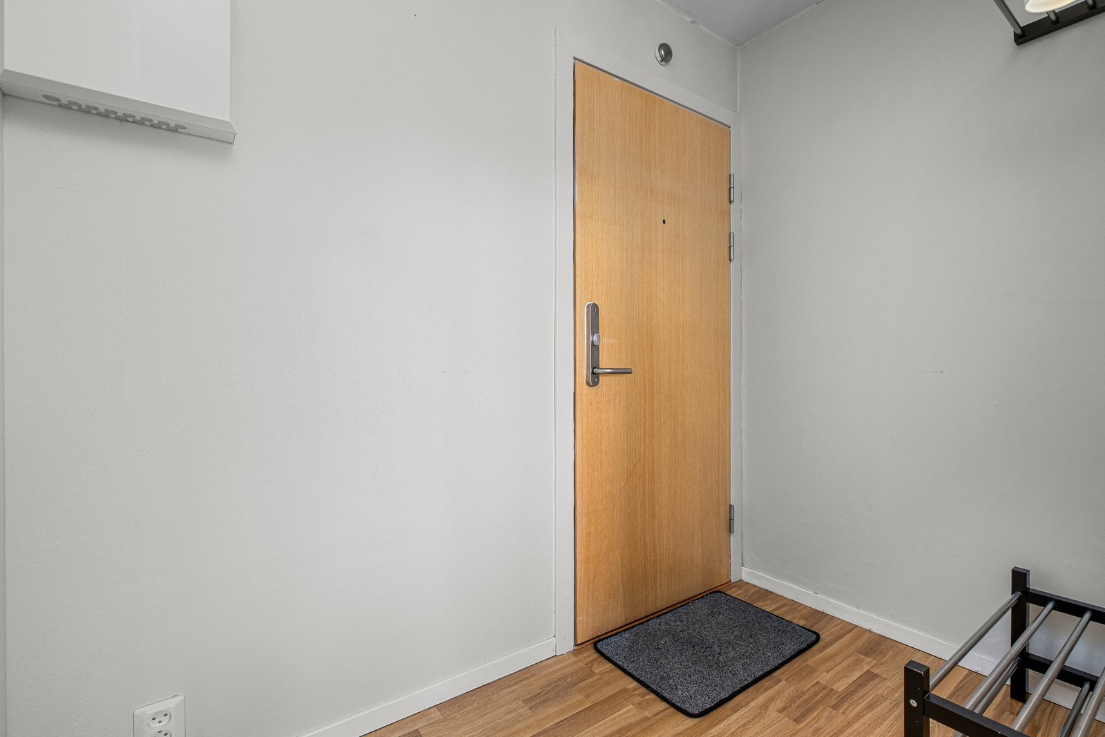 Gang/entré med hyller og heng. Galleribilde