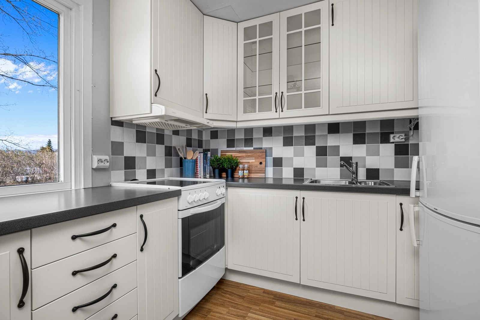 Kjøkkenet har også et stort vindu som gir fint dagslys. Galleribilde