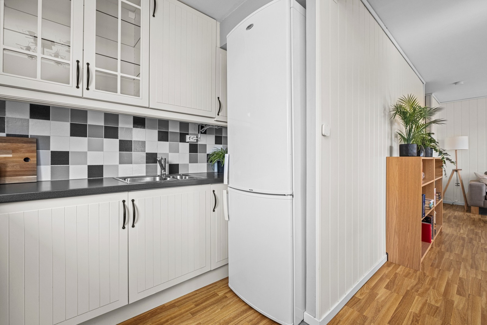 Kjøkken sett mot stuen. Galleribilde