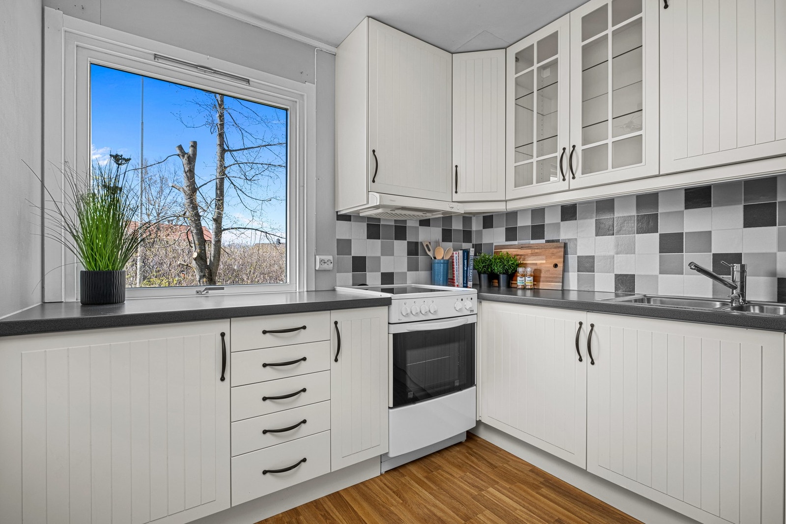 Fint kjøkken som har godt med skap og benkeplass. Galleribilde