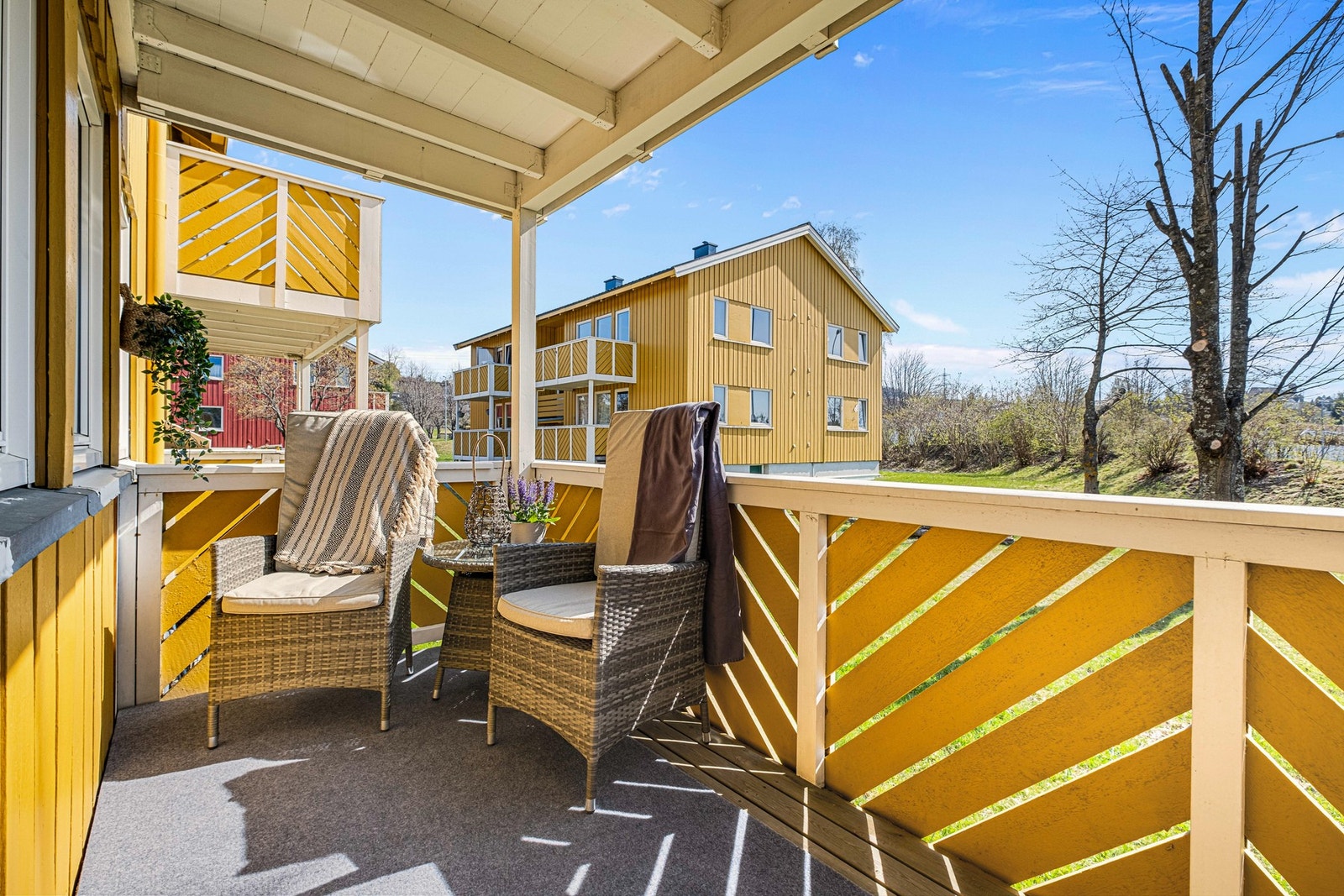 Stor balkong med direkte utgang til felles hage som klippes av vaktmester. Galleribilde