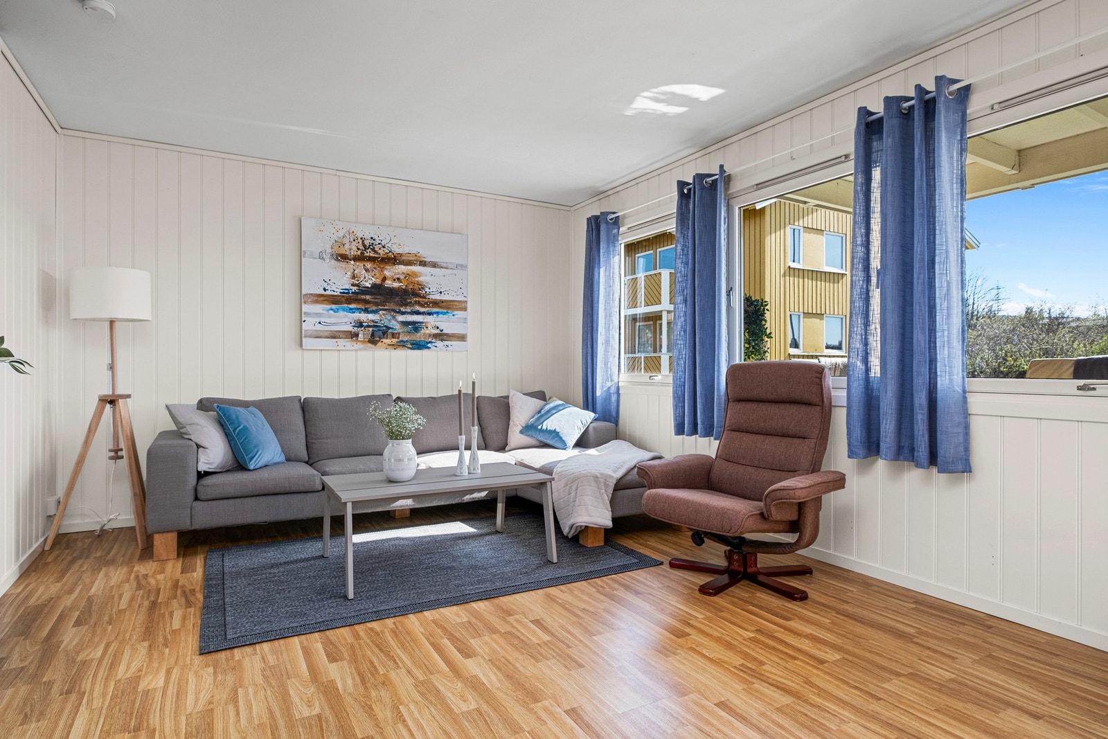 Leiligheten ligger fint til i feltet, på hjørnet uten innsyn. Galleribilde