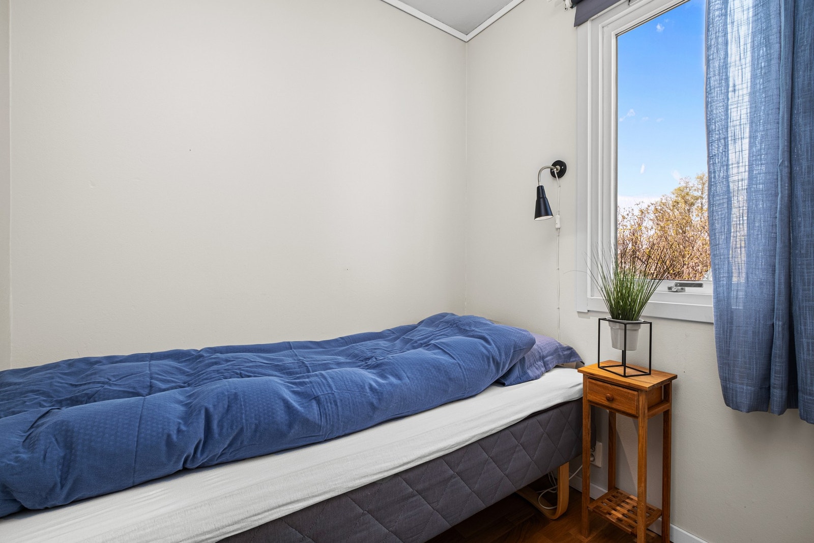 Soverom med plass for seng og nattbord. Galleribilde