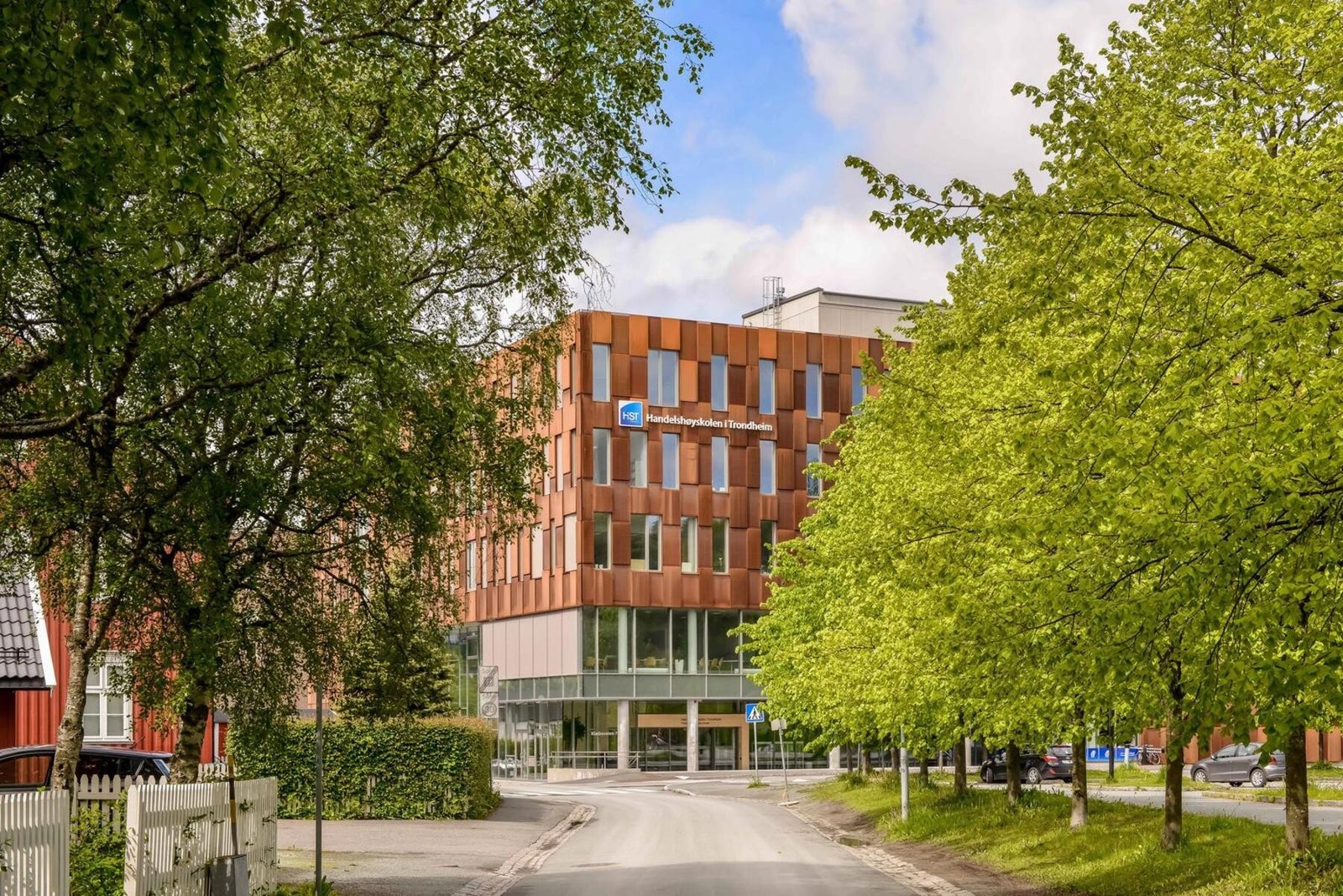 NTNU Handelshøyskolen ligger ca. 2,3 km. fra boligen. Galleribilde