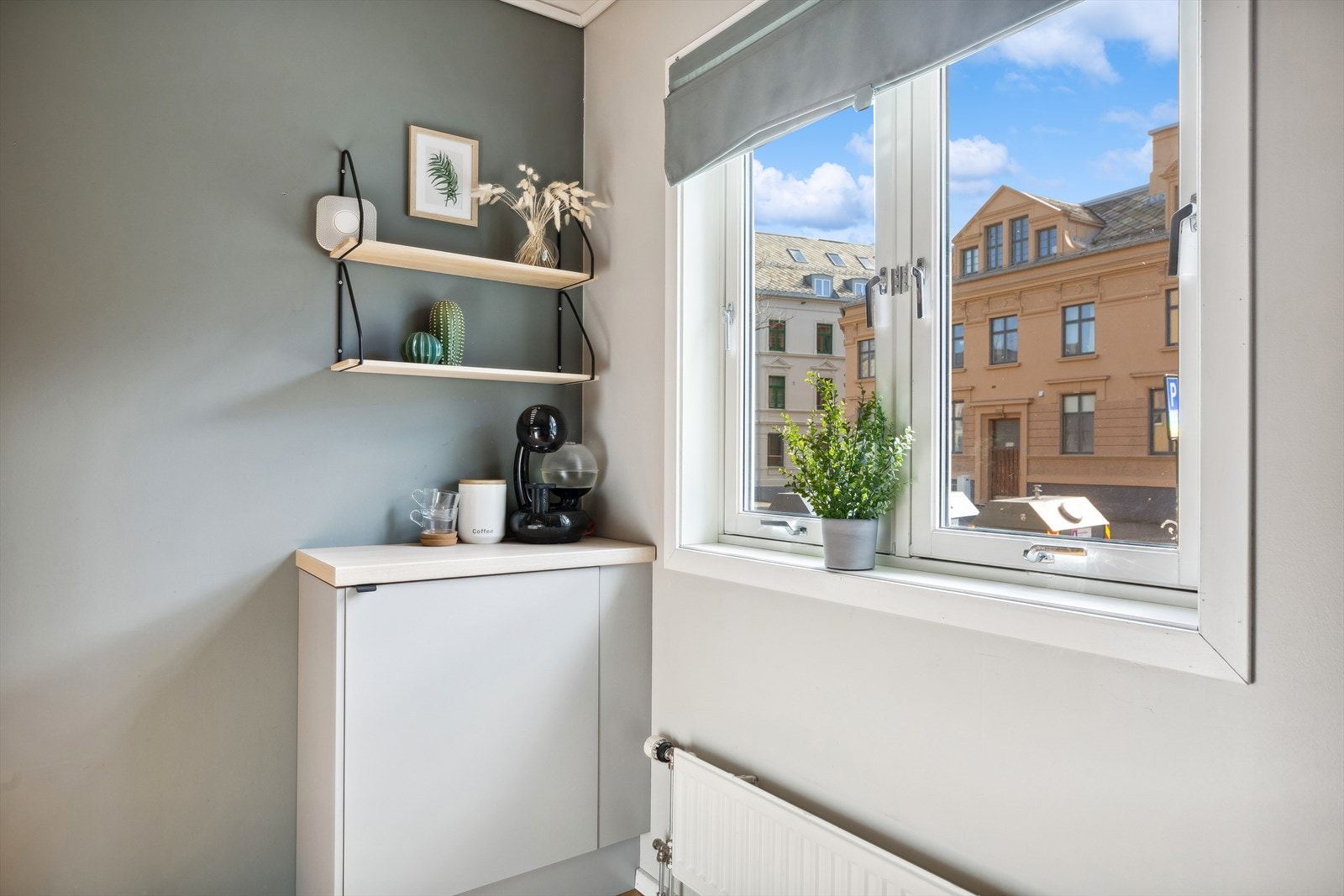 Vinduet på kjøkkenet gjør at man får en mer lys og livlig følelse. Utsikt mot Fjordgata. Galleribilde