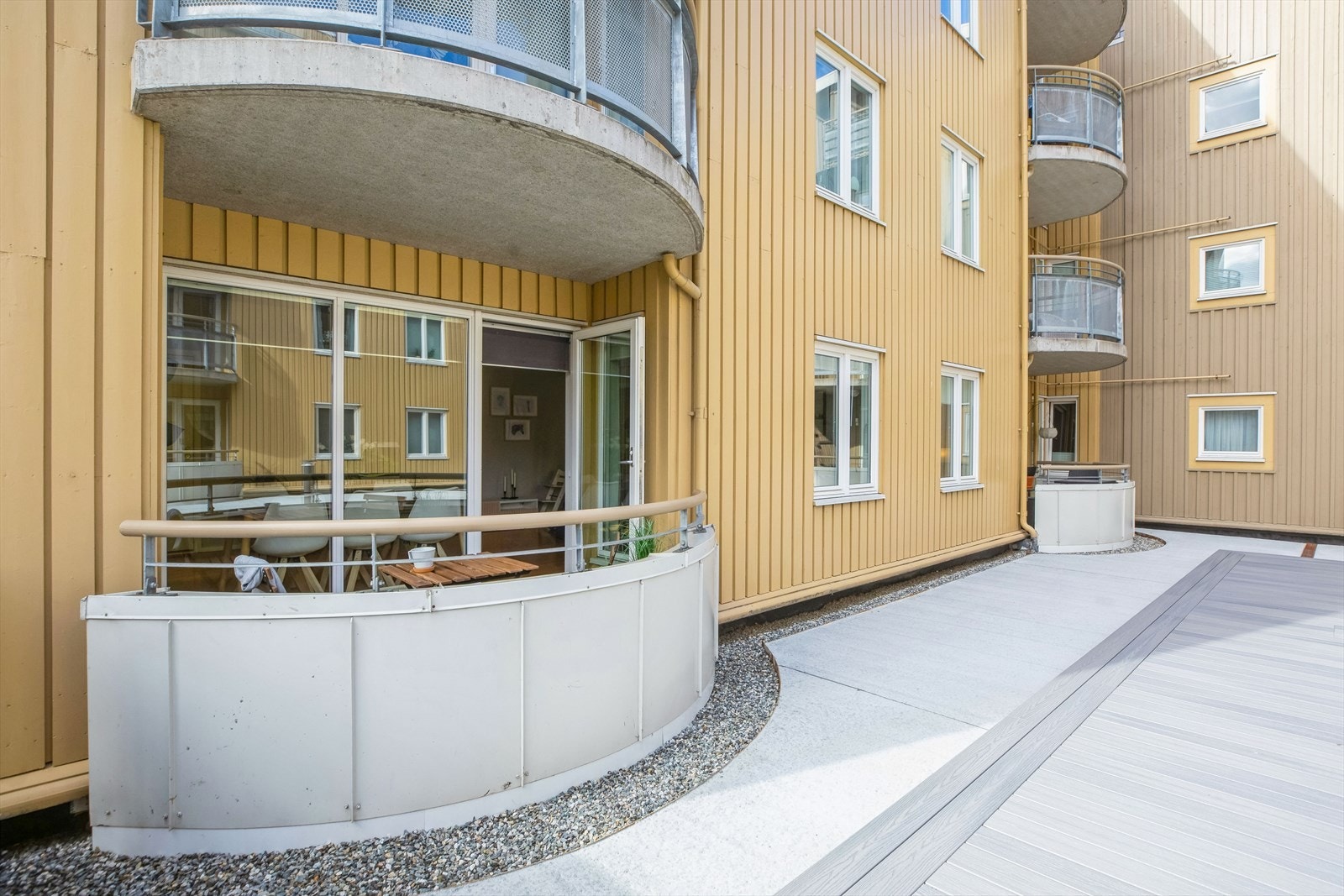 Østvendt balkong som gir en skjermet følelse når man sitter ut å nyter finværsdagene. Balkong har også takoverbygg. Galleribilde