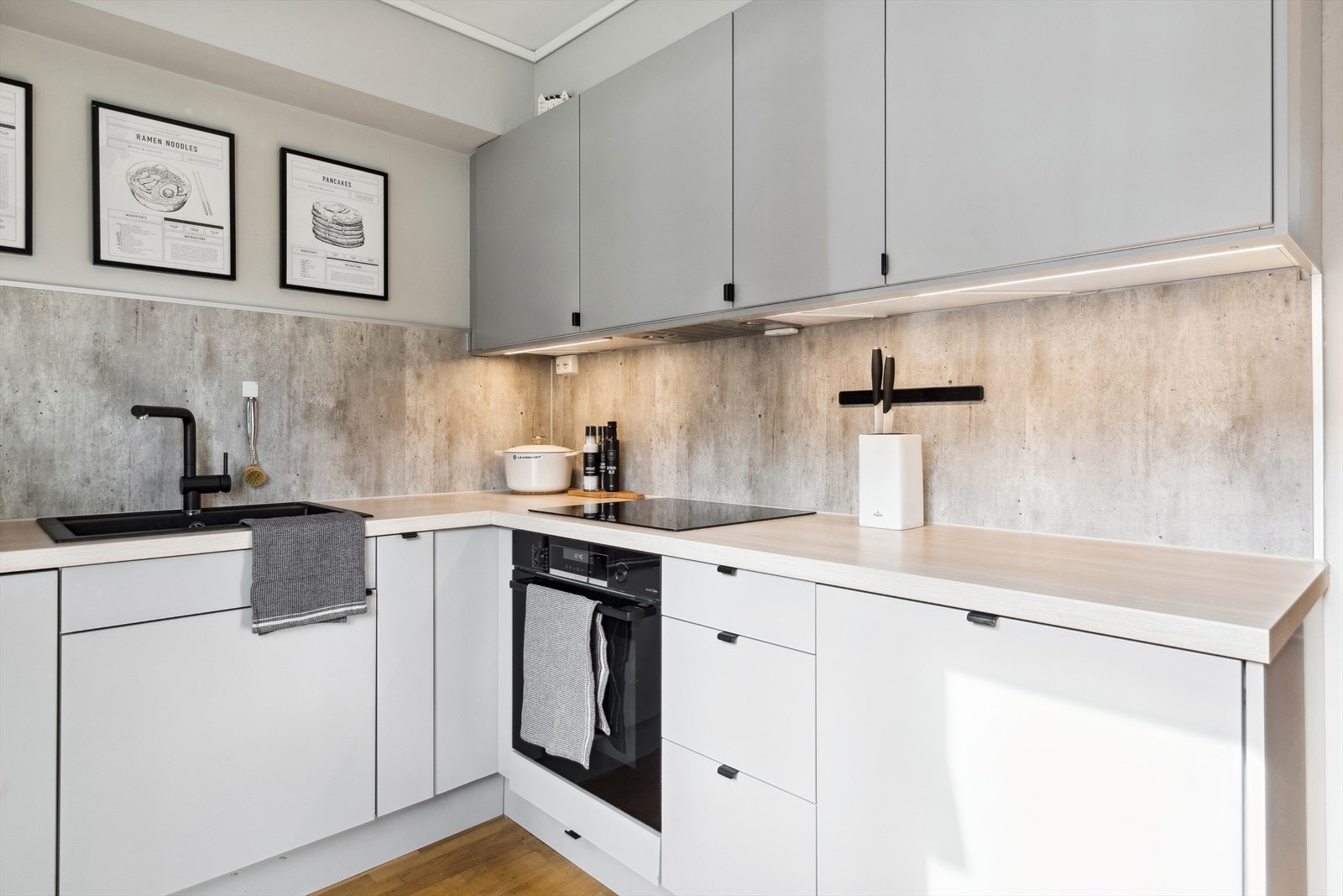 Oppgradert kjøkkeninnredning som er gitt TG-1 av takstmann. Det er integrert stekeovn, platetopp, vaskemaskin og kjøleskuff. Galleribilde