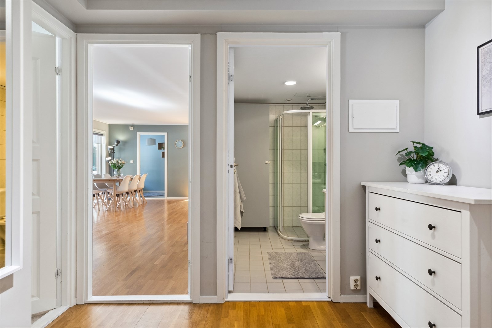 Romslig inngangsparti som gir en åpen følelse ved inngang i leiligheten Galleribilde