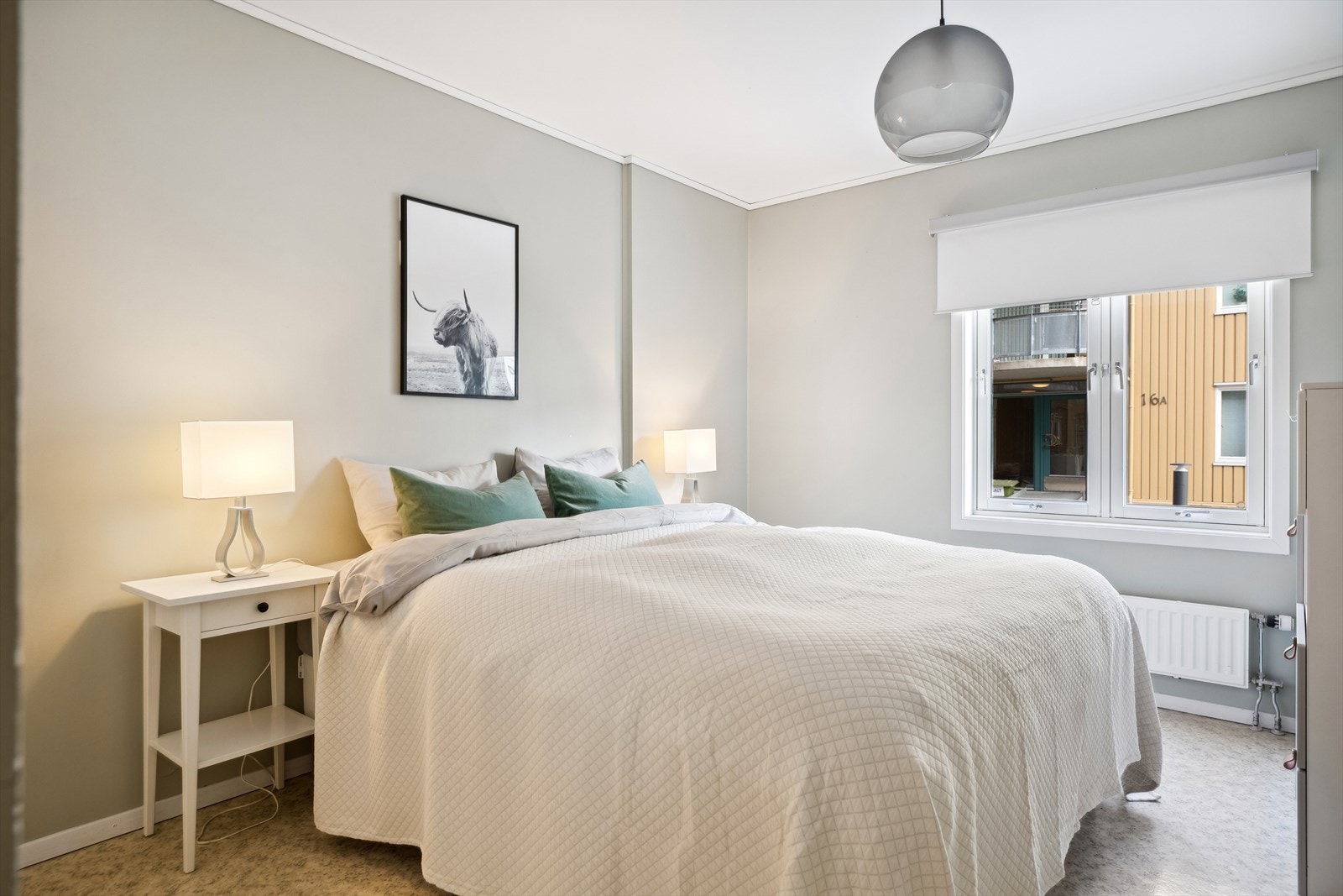 Arealeffektivt soverom med god plass til dobbeltseng og etablering av garderobeløsning. Soverommet er på ca. romslige 12m² Galleribilde