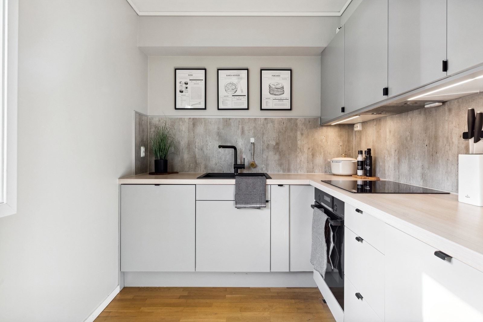 Praktisk kjøkkenløsning i en tiltalende og stilren farge. Laminert benkeplate med nedsenket utslagsvask og ett-greps armatur. Galleribilde