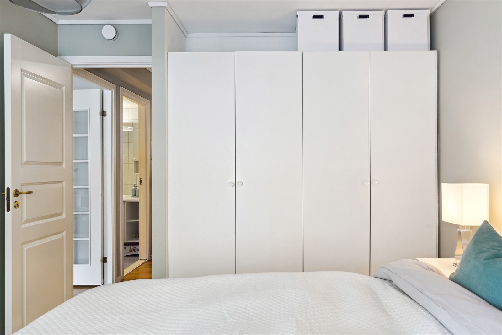 Rikelig med garderobeplass på hovedsoverom, som likevel gir en åpen følelse Galleribilde