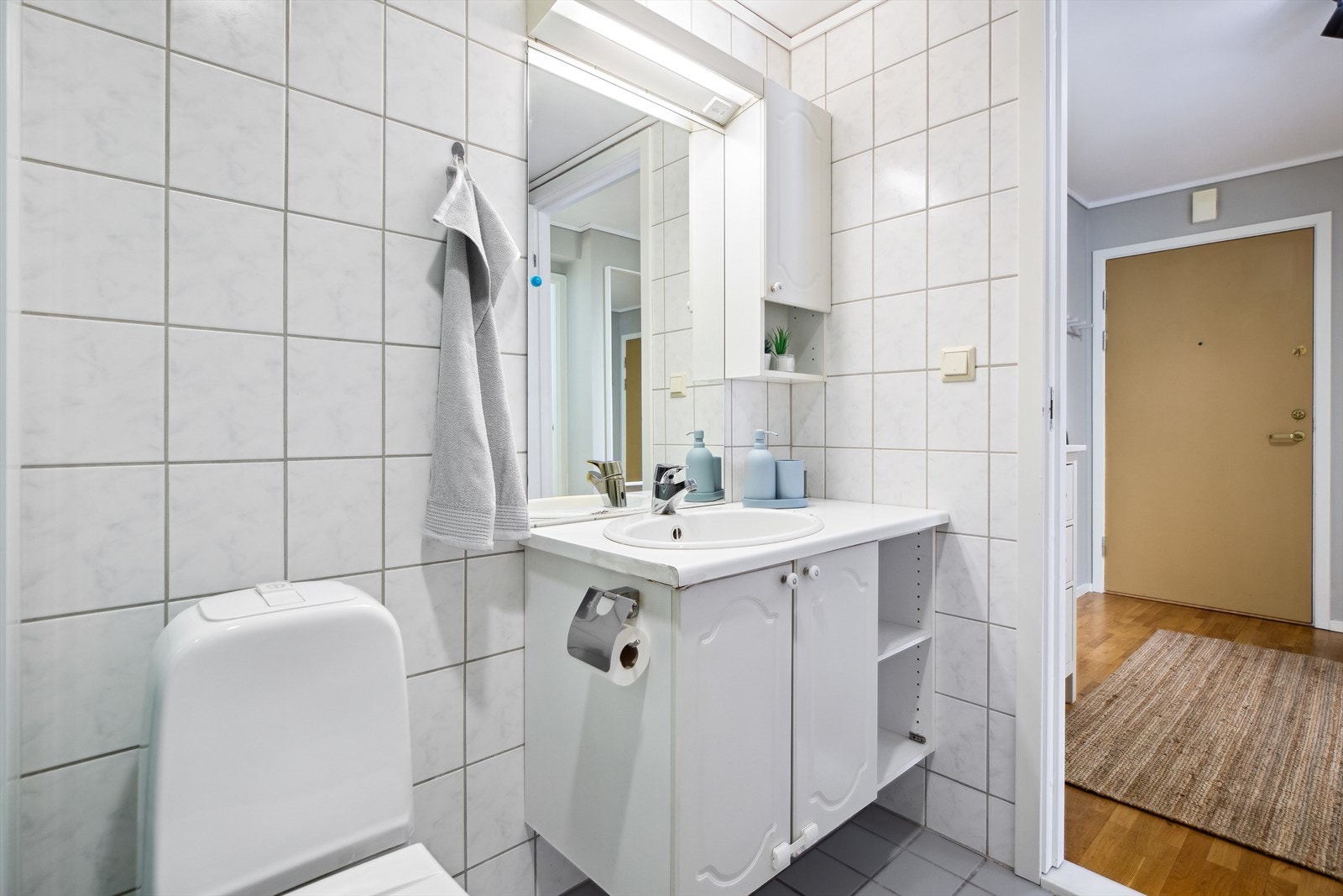 Badet er praktisk plassert i boligen med umiddelbar nærhet til entrè og det største soverommet Galleribilde