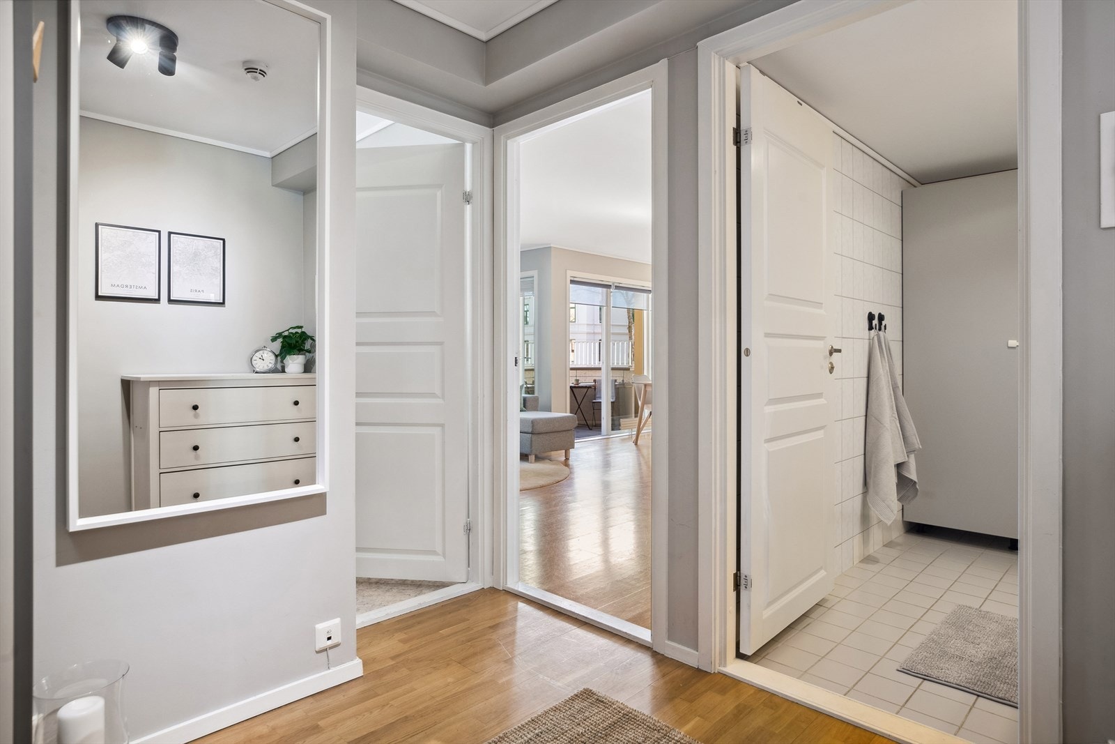 Romslig entrè på ca. 8m² Galleribilde