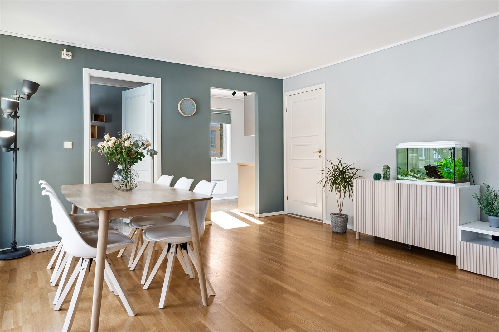 Fra den romslige stuen har man tilgang til balkongen, det miste soverommet, kjøkkenet og eget vaskerom Galleribilde