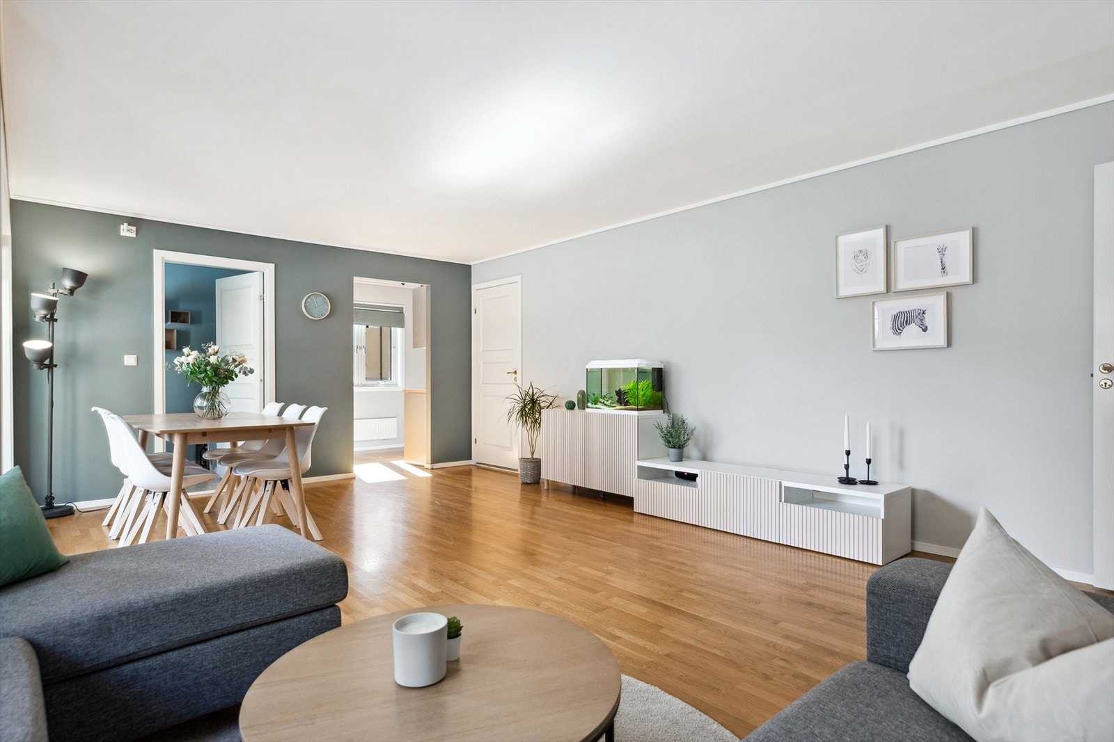 Boligen oppvarmes med fjernvarme og vannbåren gulvvarme Galleribilde