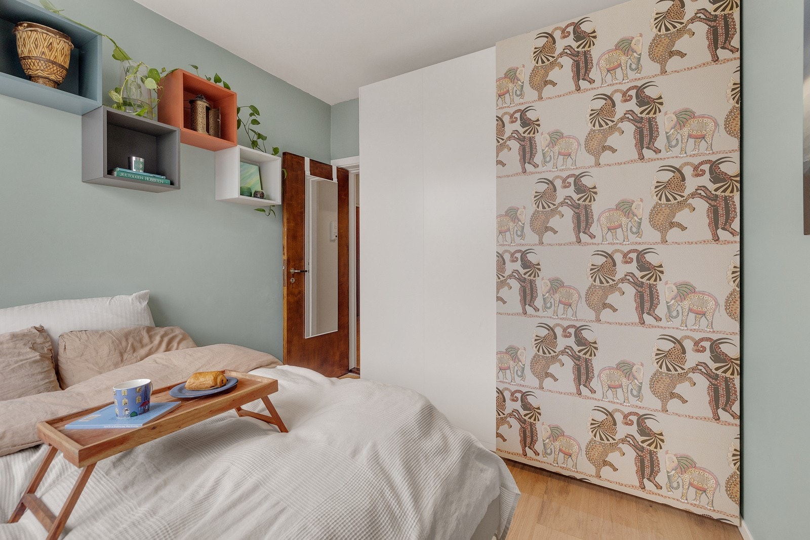 God standard med lys en-stavs parkett på gulv og glatte malte overflater. Galleribilde