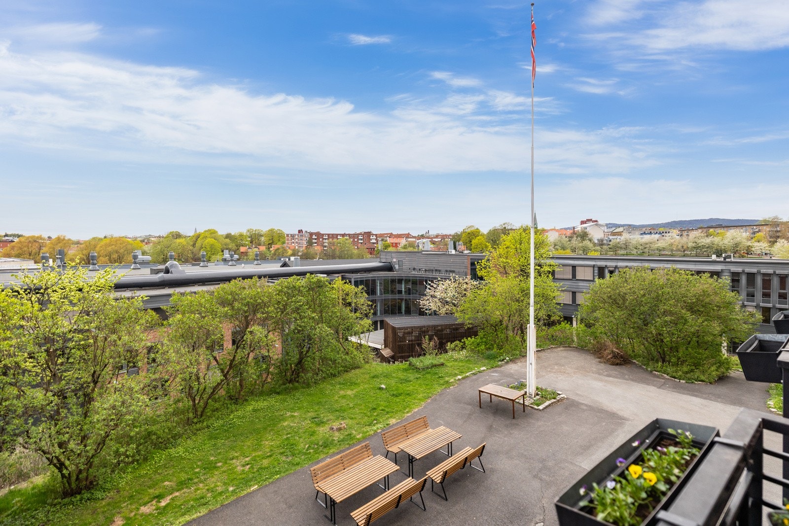 Uteområdet er ryddig og pent med grøntareal og sittegrupper. Perfekt for å samle familie og venner på solfylte sommerdager. Galleribilde