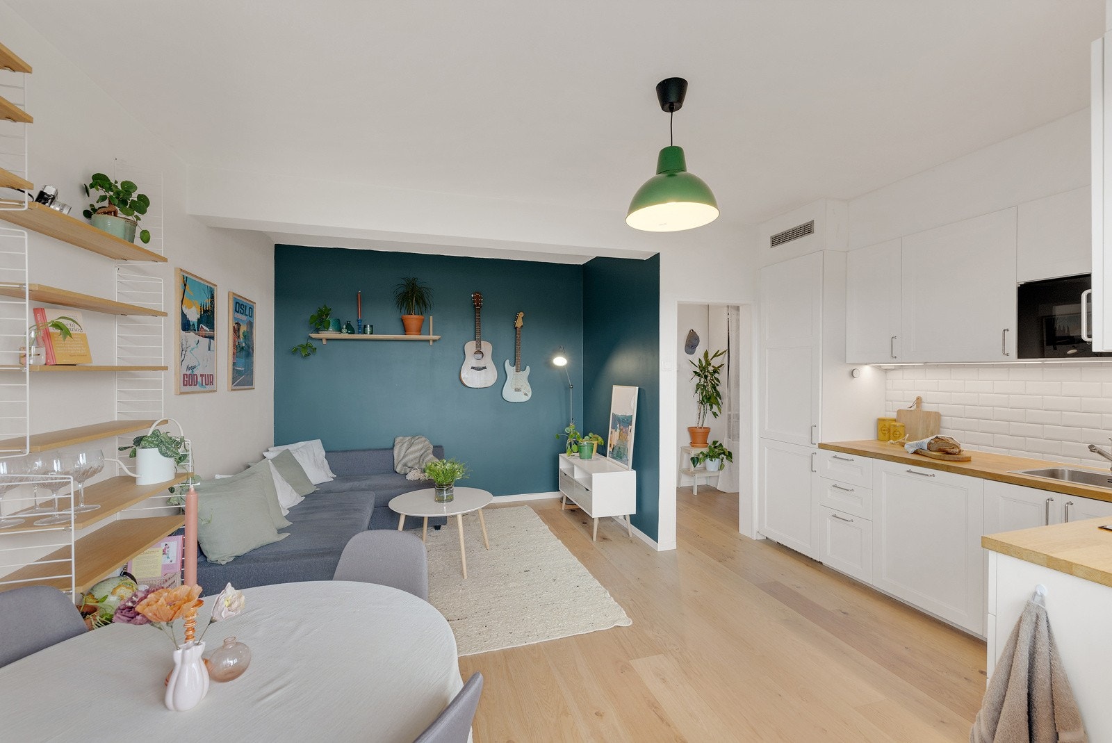 Leiligheten har en moderne åpen løsning mellom stue og kjøkken. Gulvet er belagt med en-stavs parkett fra 2019 . Galleribilde