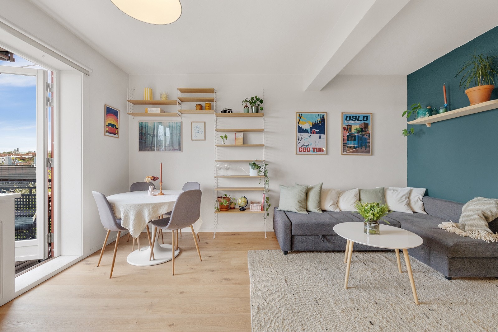 Stuen er det naturlige oppholdsrommet i leiligheten, og er et lyst og fint rom. De store vindusflatene slipper inn rikelig med naturlig lys. Galleribilde