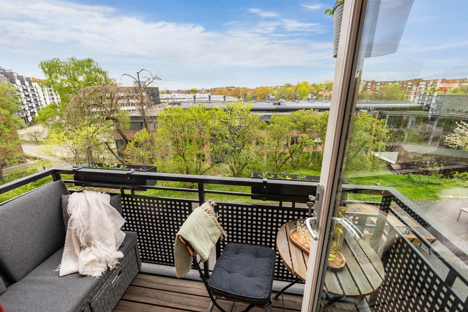 Balkongen oppleves arealeffektiv med plass til ulike møbler, både en liten sofa samt spisebord. Galleribilde
