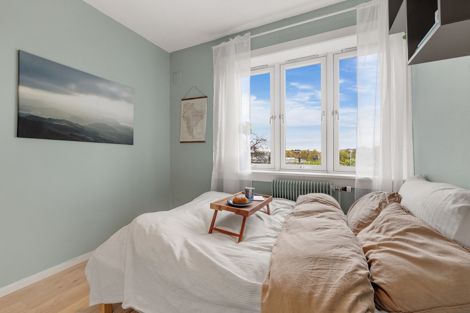 Det koselige soverommet rommer plass til dobbelseng, og en romslig skyvedørsgarderobe følger med. Galleribilde
