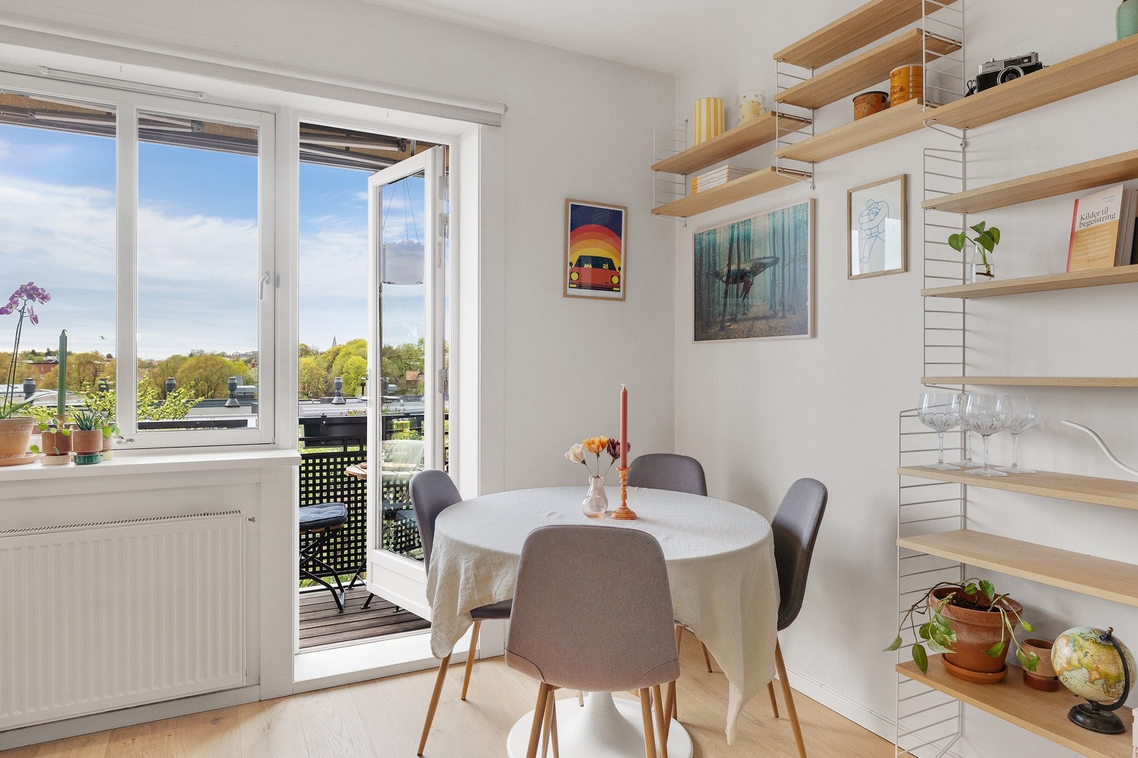 Stuen har utgang til en lun og luftig sydvestvendt balkong på 3 kvm. Galleribilde