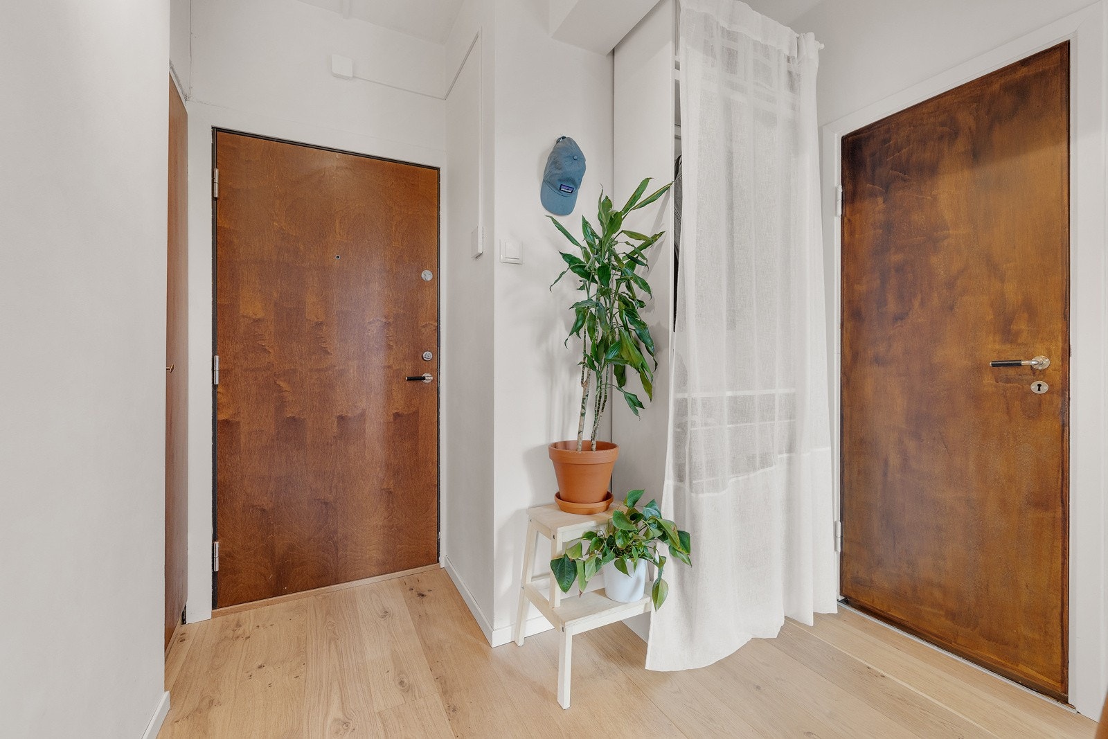 Du ønskes velkommen inn i en lys, praktisk og hyggelig entré med en-stavs parkett fra 2019. Galleribilde