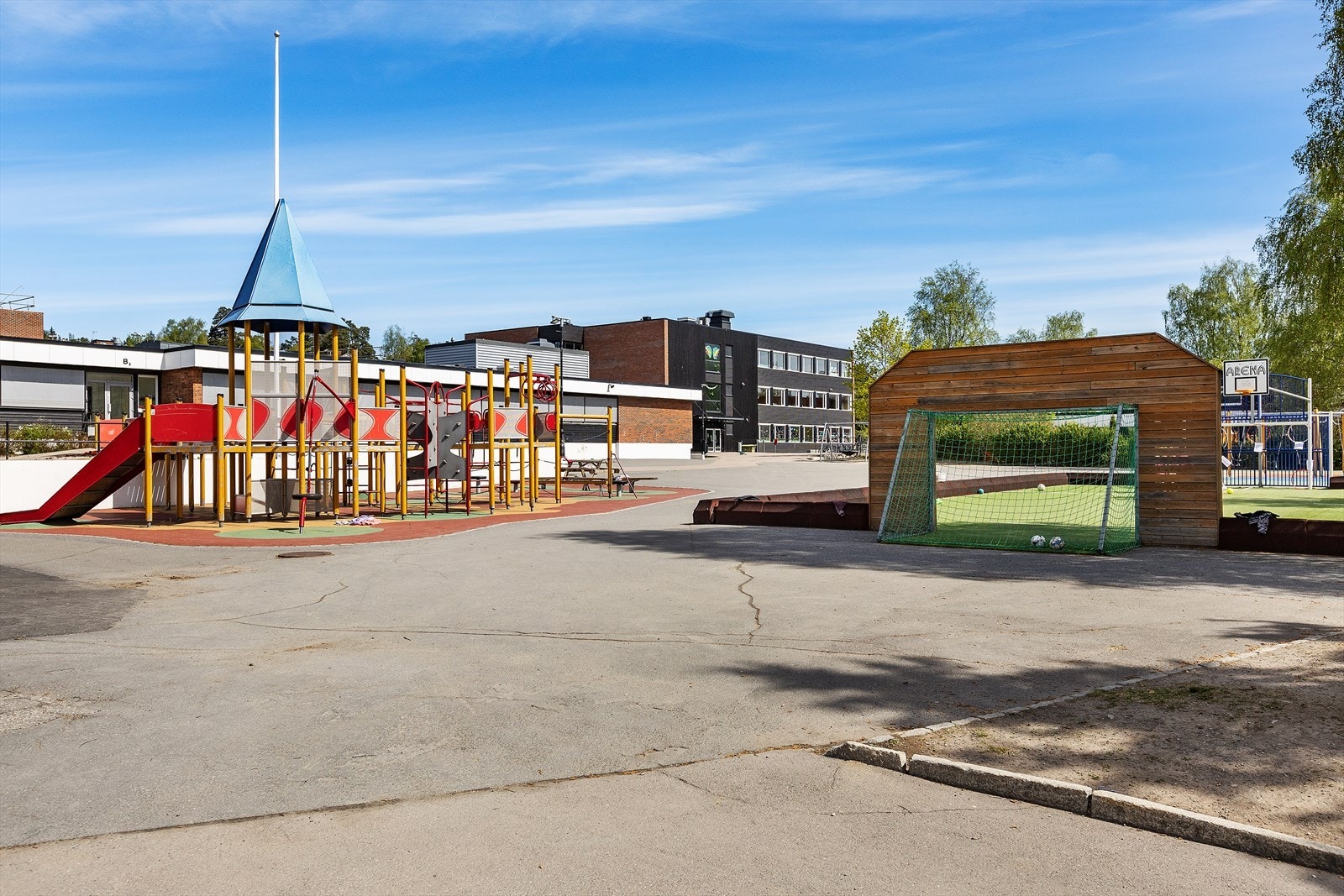 Fra leiligheten er det gangavstand til flere barnehager, samt barne-/ungdomsskoler. Galleribilde