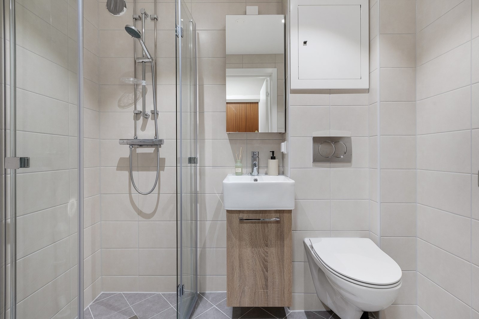 Badet i leiligheten er flislagt og er fra 2024. Det er moderne fliser på gulv og vegg, og det bærer preg av moderne stil. Galleribilde