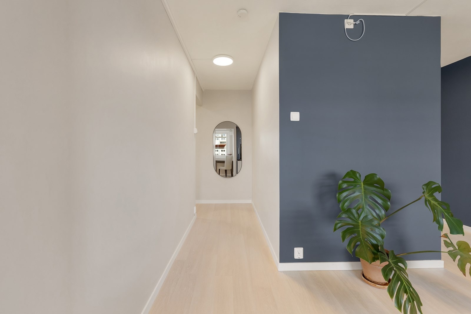 Leiligheten holder god standard med gjennomgående lys enstavsparkett og moderne detaljer. Galleribilde