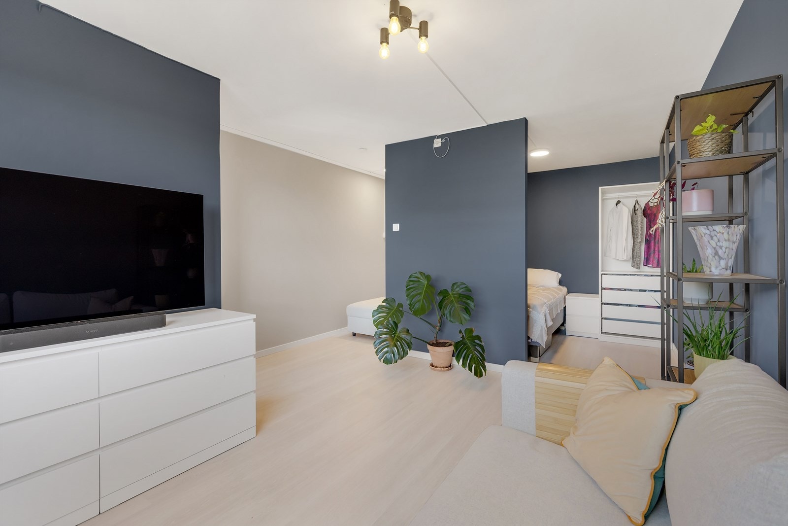 Innvendige gulv er fra 2022 og er belagt med laminat. Galleribilde