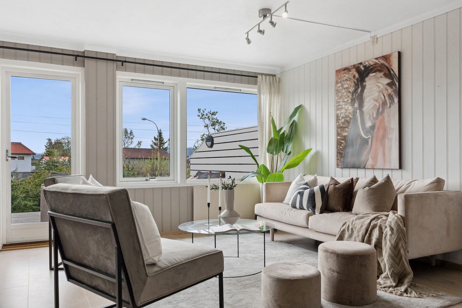 Fra stuen er det utgang til en solrik terrasse og hage. Galleribilde