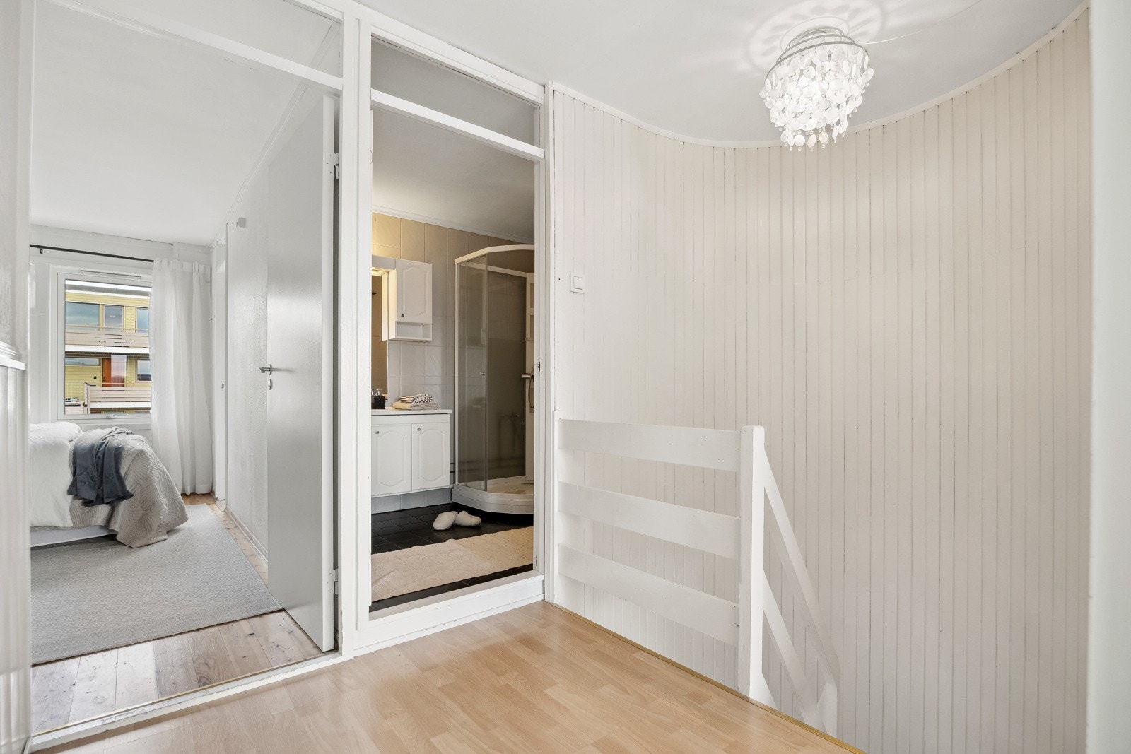 Tar man trappen opp til 2. etasje kommer man til en gang som leder deg til boligens øvrige rom, bestående av baderom, 3 soverom og 2 garderoberom/boder. Galleribilde